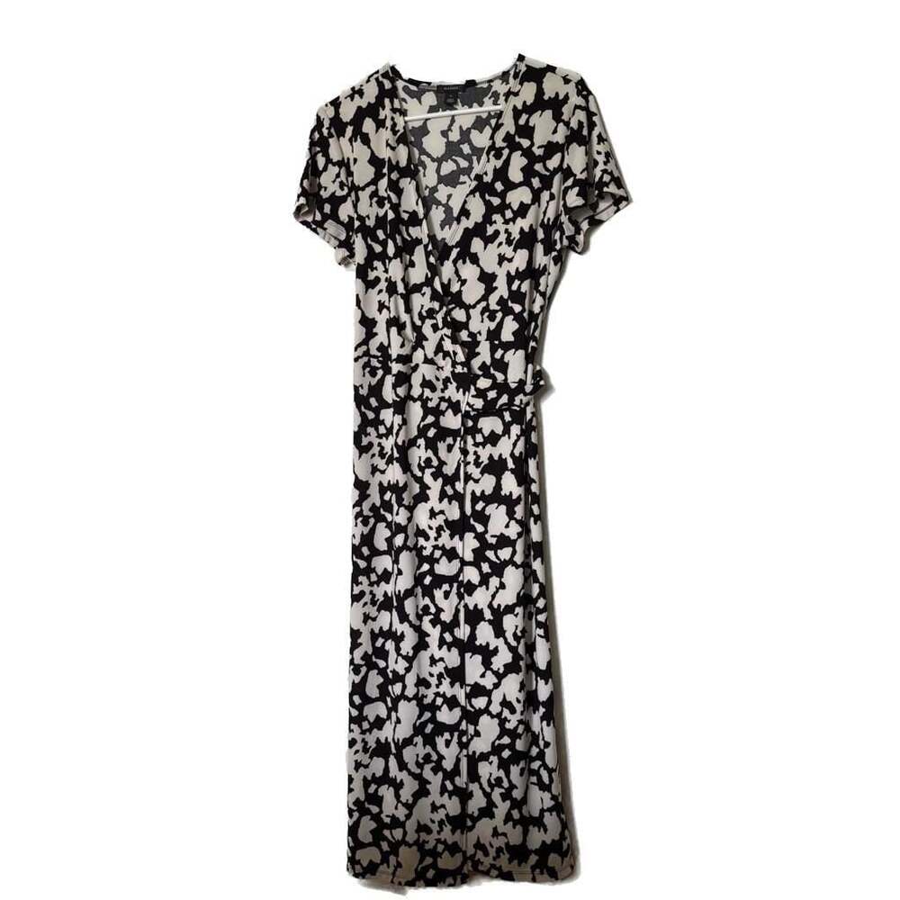 Halogen Short Sleeve V-Neck Black and White Abstract Print Wrap Midi Dress